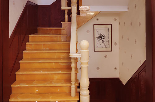 龙岩中式别墅室内汉白玉石楼梯的定制安装装饰效果