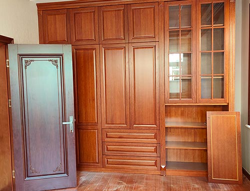 龙岩中式家庭装修里定制的实木衣柜效果图